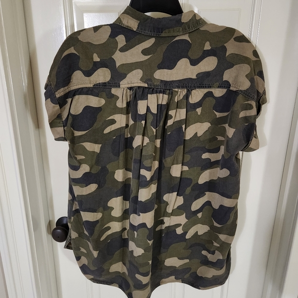 NWOT camouflage top.  Very cute and comfortable. Size Small. - Picture 2 of 5